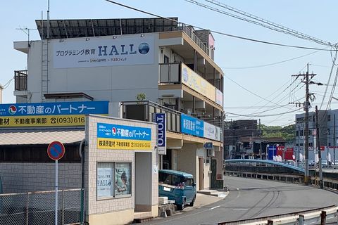 教室のある建物の外観です。 この建物の１階に教室があります。