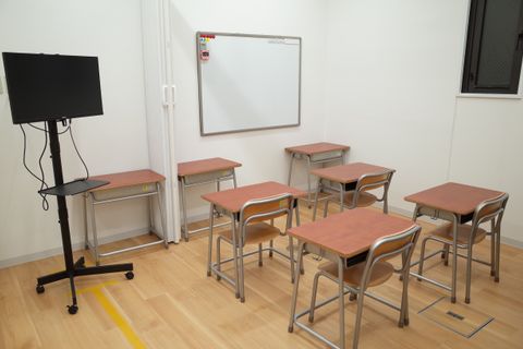 大教室とプレゼンテーション用のモニター