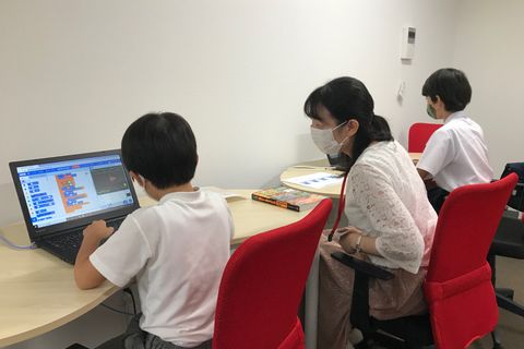 授業風景　先生1名に生徒3名までの個別指導です