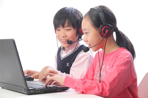 プログラミングを行う子ども