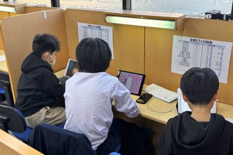 タイピングからプログラミングまで学べる本格的なレッスンです！