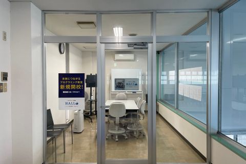 プールを上から見渡せる2階の教室！スポーツクラブならではの眺めです♪