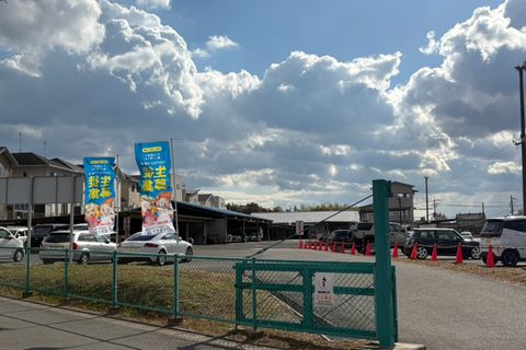 三洋堂書店(香芝店)南側からも出入りすることができ、お客様駐車場があります。