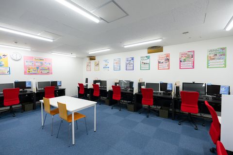 授業スペースは姉妹校のパソコン教室も運営しています