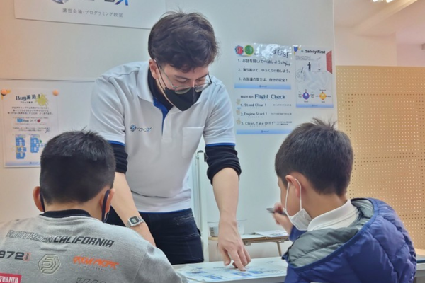 ドローンを使いながらプログラミングの基礎を学び、同時に英単語も学べる「３in１」レッスン