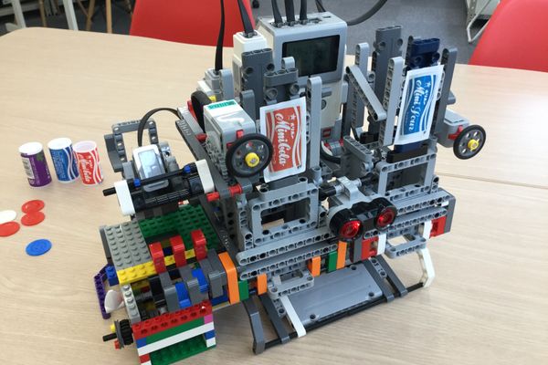 生徒による自由制作（自動販売機）