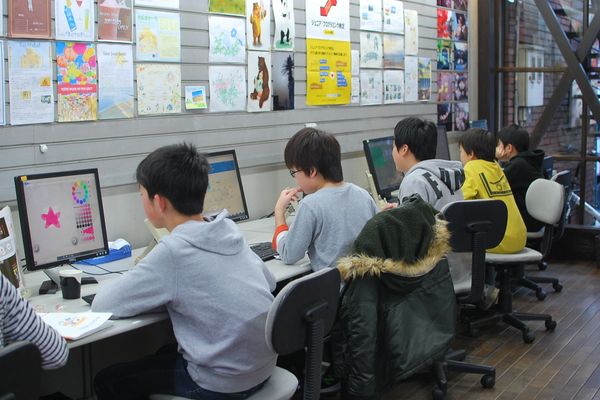 各自テキストを見ながら進めてます。