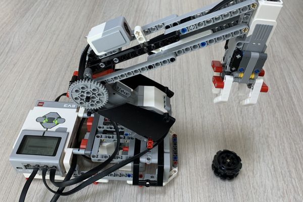 レゴマインドストームでつくったロボットアーム.