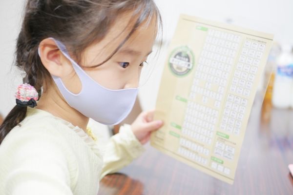 アルファベット表を自分で調べながら
