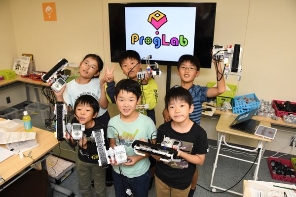 お子様の個性を大切に伸ばすため、授業では一人1台のロボットを使って基礎を身に付けます（撮影：2019年10月）