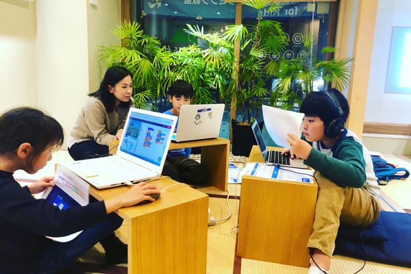 普段の授業の様子です！真剣にみんなでプログラミングに取り組んでいます