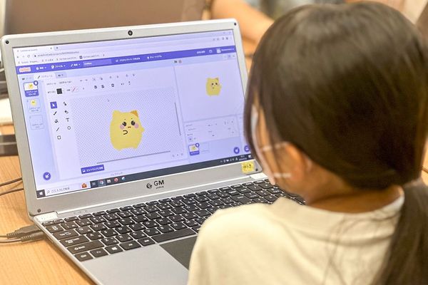 オリジナルの動画教材＆テキストで、手と頭を動かしながら楽しくプログラミング！