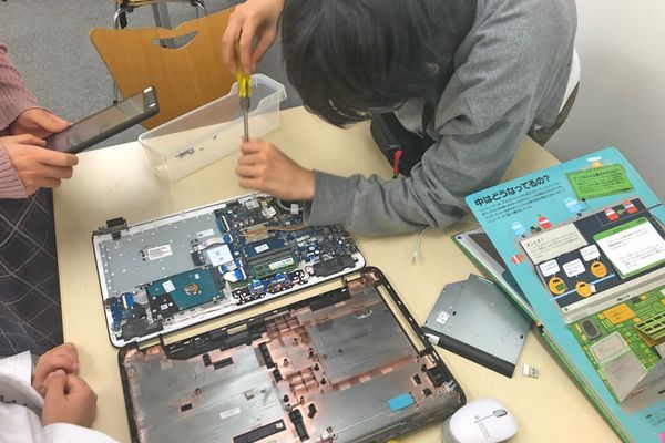 カリキュラムは完全オリジナル！毎月テーマを決め、プログラミングを始めSTEM教育を楽しく学ぼう