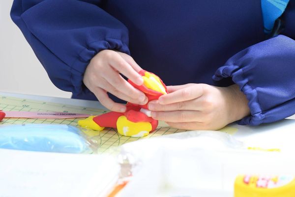 絵画・造形・イラスト・デザインなど多彩な表現方法に触れられる