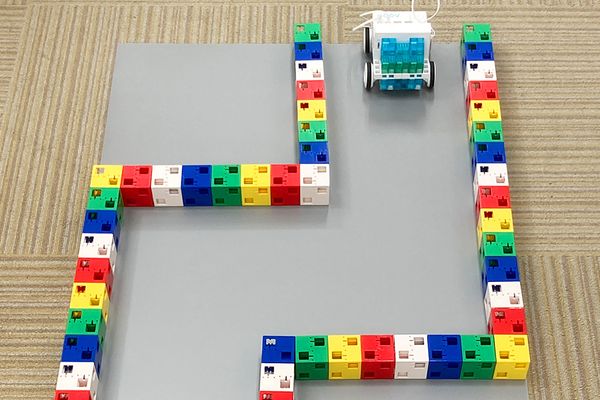 KOOVレギュラーコースの体験会では、ロボットカーを組み立ててクランク型(ジグザグ)のコースに挑戦。どう動けばゴールできるかを考え、自分でプログラミングして試します。【2025年6月更新】