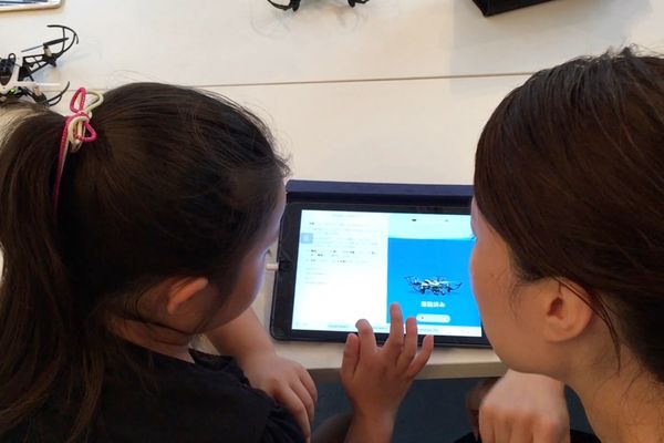 お母さんと一緒にプログラミングも可能