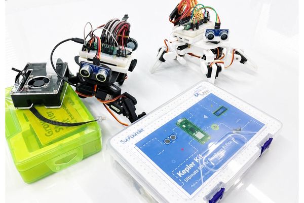 レゴじゃないロボットもいるよ。RaspberryPiシリーズが中心です。