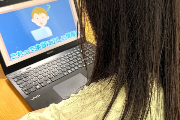 映像授業を見ながら課題に取り組み、一人ひとりのペースで作品を完成させます。