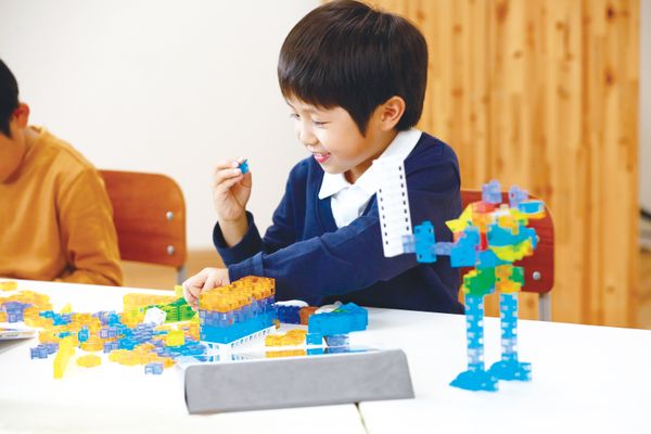 楽しいカラフルな専用教材KOOV®で楽しく作品を作ります