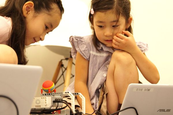 低学年の女の子も楽しめるロボットプログラミング（撮影：2020年7月）