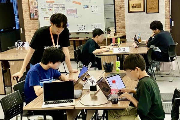 講師1人に生徒は3人まで (=´∀｀)人　ハイレベルな講師による手厚い指導でステップアップ！