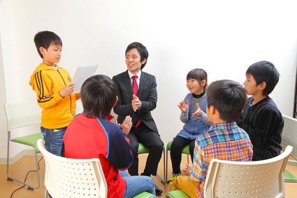 皆の前で発表をする子ども