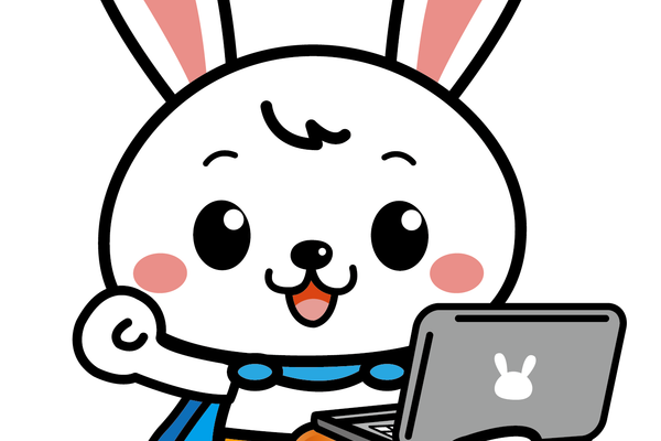 パソコン片手にガッツポーズ。オリジナルキャラクターのラビー。