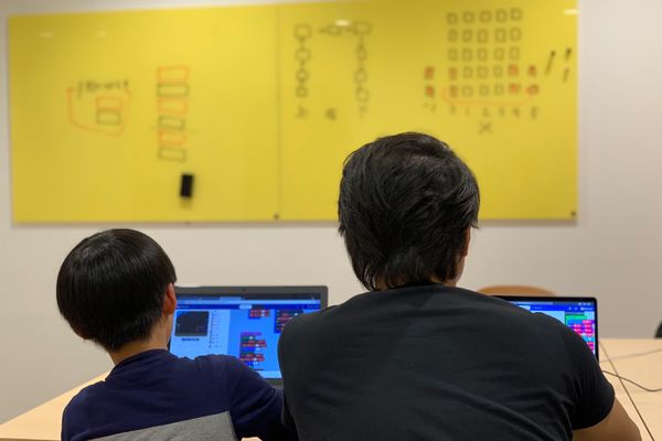 1対2の個別指導で対話型の授業を行います。