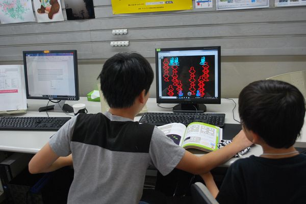 友達の作ったゲームをしています。
