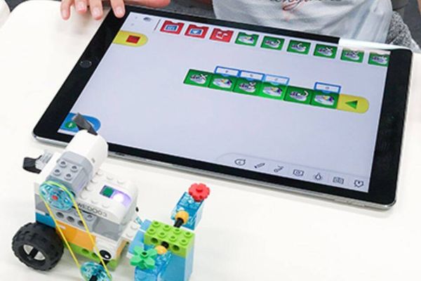 プログラミングに初めて触れるのに最適な「LEGO WeDo」