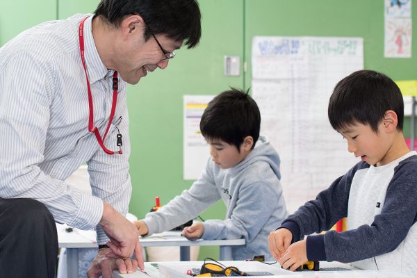 講師とともにロボットを試行錯誤します