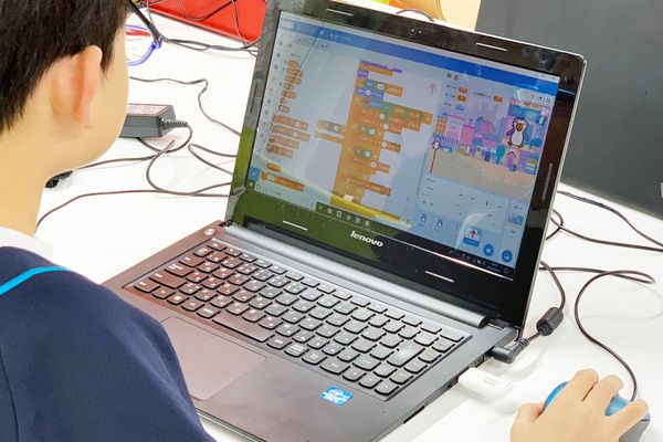 プログラミングブロックを組み合わせてゲームを作成
