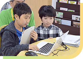 先生1に対し生徒が2〜3人でそれぞれの進捗に合わせて授業を進めていきます。