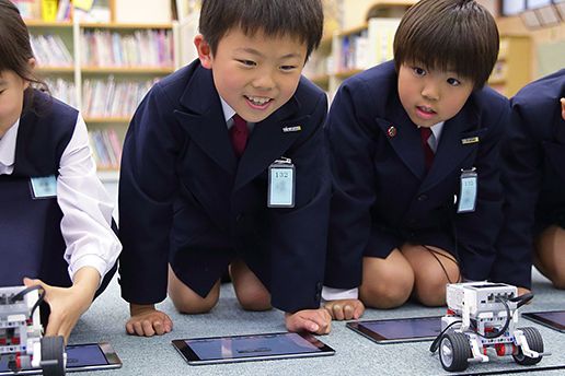 【放課後課外授業・出張授業】オリジナルカリキュラムを用い、学校様のニーズや実施時間、対象学年によって様々なパターンでの対応が可能です。講師派遣とロボット、PC等の機材はプログラボでご用意します。