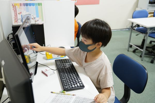 「えーっとココは・・」トライ＆エラーを重ねて論理的思考力を養います。