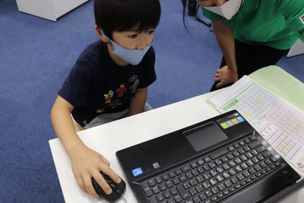 【ステージパソコン】分からないところは、答えを教えるのではなく、一緒に考えます