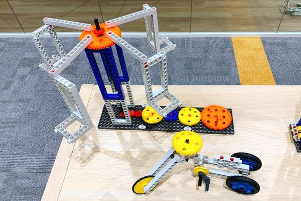 低学年ではブロックで物理的な機構の基礎を学びます！