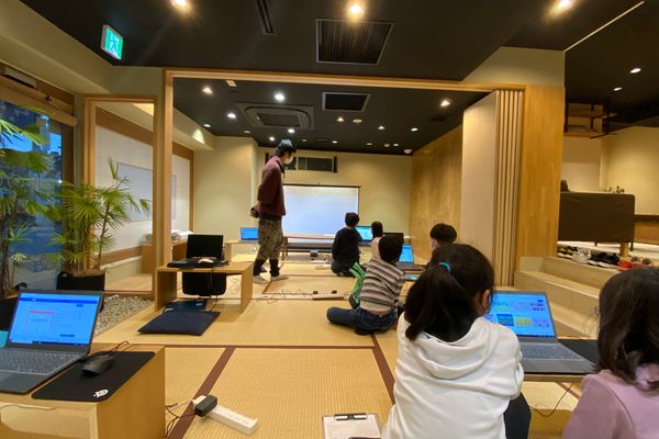 「ペアプログラミング」という、2人で1つの作品を作る授業の様子です。