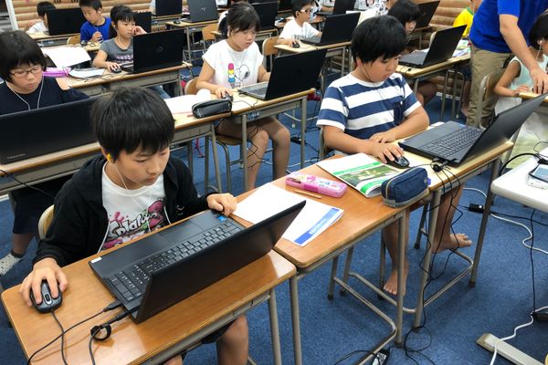 子供の好奇心を刺激します