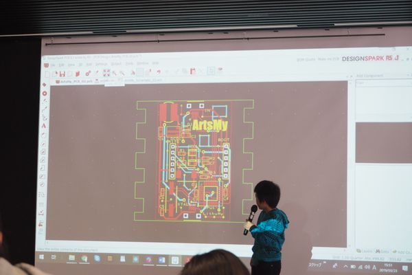 成果報告会で、会社に納品した回路図について説明しました