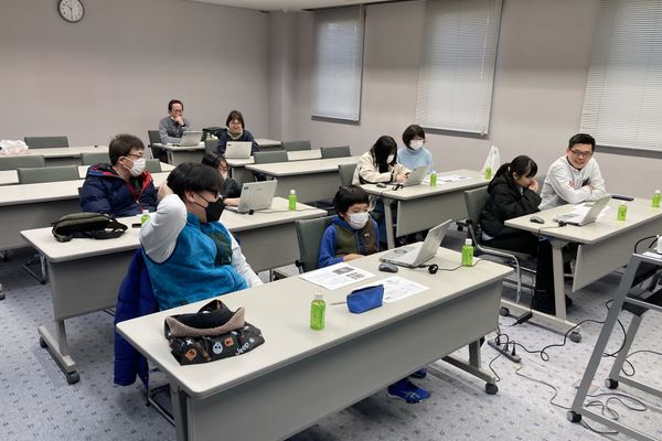 1クラス10人程度で講義を行います。