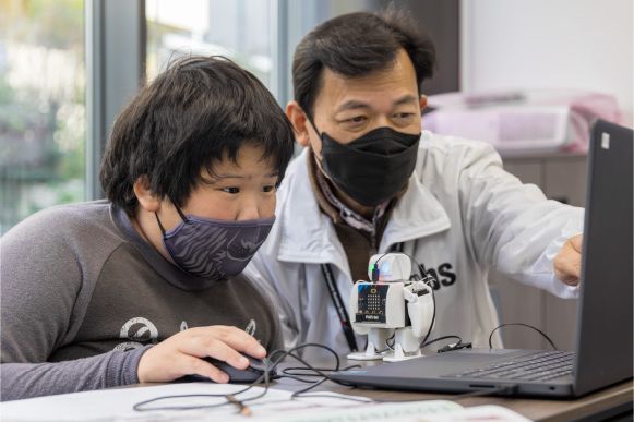 豊かな知識と経験をもつパナソニックOBが、 お子さまと接しながら楽しい雰囲気の中でお教えします。