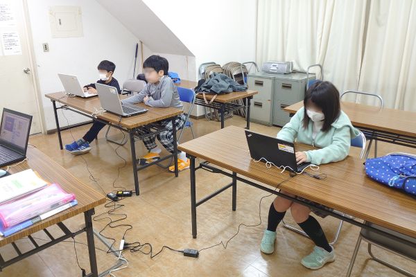 課題は個々のステップに合わせて。寺子屋風の授業です。