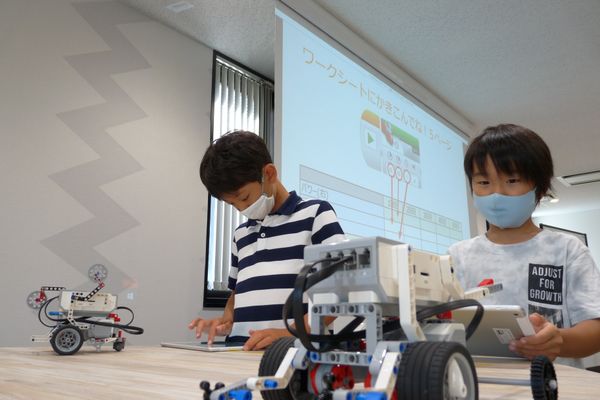 黙々と制作にはげむお子さまも多いです！