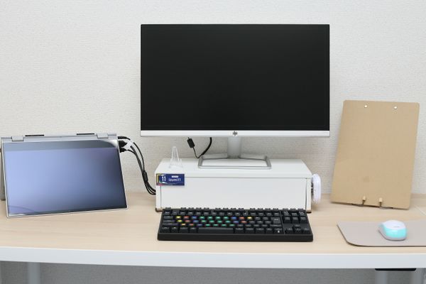 各席にモニタとPCが1台ずつ置かれます。