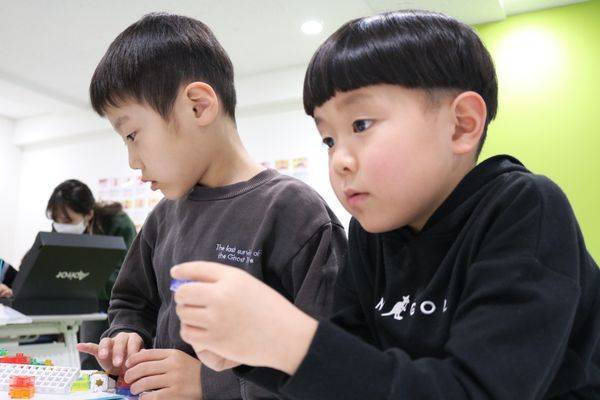 1人で取り組む授業もあり。ペアで取り組む授業もあり。