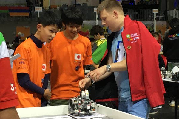 WRO2019ハンガリー国際大会エキスパート中学生の部「ロボットTKT」世界14位（撮影：2019年11月）