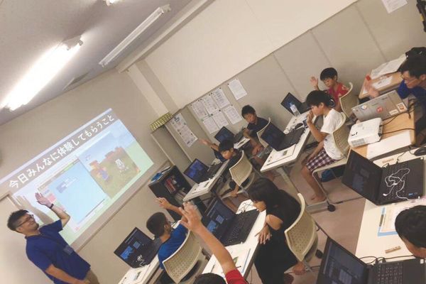 動画の先生と教室の先生によるダブルチューターシステム