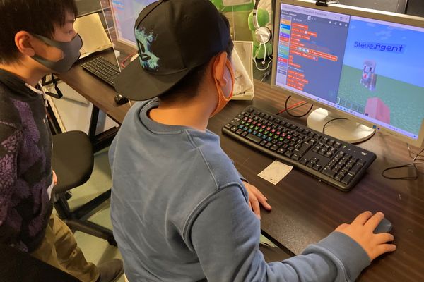 こどもたちに人気のMinecraftをカスタマイズした独自のレッスンで楽しく基本を学んでいます！
