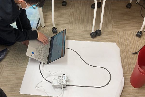 ライントレースは、細かい数値の調整がポイント。どの部分が原因でうまくいかないのか、何度も試行錯誤しながら改善することを学びます。【2023年1月撮影】